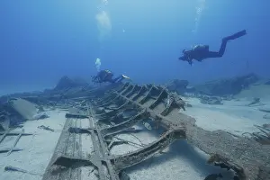 Russian Hydrofoil Wreck Drucke: Divers explore a large shipwreck on the ocean floor