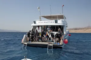 Red Sea Diving Drucke: Divers standing on diving platform of dive boat