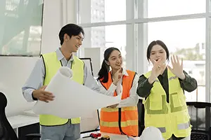 Professional Collaboration Drucke: A diverse construction team including an architect