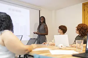 Modern Office Space Drucke: A diverse group engaged in a presentation