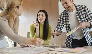 Diverse Professionals Drucke: A diverse group of professionals sharing ideas