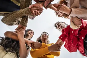 Teamwork And Collaboration Drucke: Diverse group standing in a circle