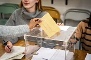Voting Rights Illustration Drucke: Diverse hands participate in democratic process
