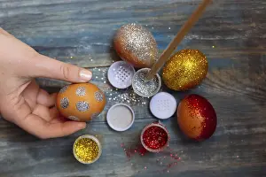 Easter Traditions And Customs Drucke: DIY project and new creative idea how to color Easter eggs
