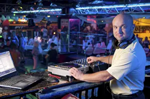 Disc Jockey Equipment Drucke: DJ behind the control panel vinyl records