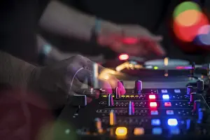 Electronic Music Technology Drucke: DJ @ Work