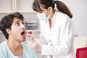 DNA Drucke: Arzt nimmt Speichelschmalbeutest in Klinik Krankenhaus.