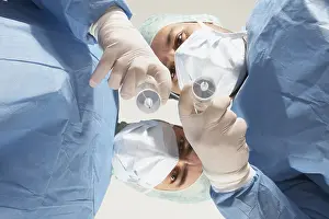 Healthcare Professionals Teamwork Drucke: Two doctors getting ready to administer an injection