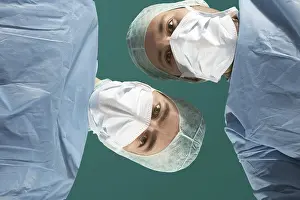 Doctor Patient Interaction Drucke: Two doctors looking down at a patient