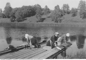 Woman Doing Laundry Outdoors Drucke: Doing the laundry in the 1930s