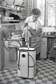 Cleanliness And Tidiness Drucke: Doing the laundry in the 1950s