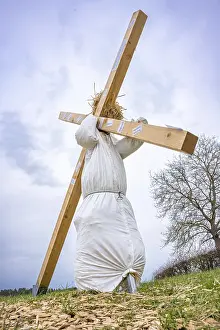 Black Forest Photography Drucke: Doll carrying cross on Easter path