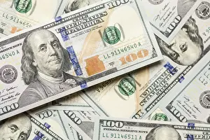 One Hundred Dollar Bill Detail Drucke: One hundred dollar bills laying on flat surface