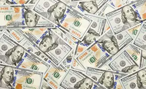 One Hundred Dollar Note Drucke: One hundred dollar bills laying on flat surface