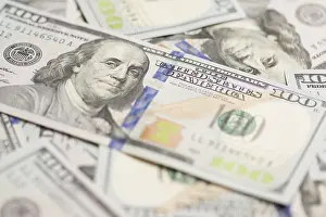 US Dollar Note Close View Drucke: One hundred dollar bills laying on flat surface
