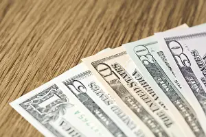 Studio Shot Of Dollars Drucke: US dollar bills in a row