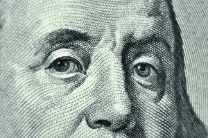 Drucke von Ein Detail von einem 100-Dollar-Schein mit Benjamin Franklin im Vordergrund Benjamin Franklin Drucke: Einzelne 100-Dollar-Benjamin-Franklin-Nahaufnahme.