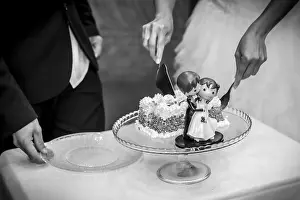 Wedding Cake Detail Drucke: Detail of the dolls on top of the wedding cake