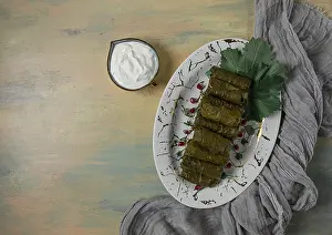 Selective Focus Studio Shot Drucke: Dolma, cabbage rolls in grape leaves
