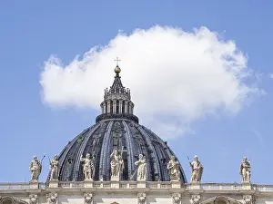 Vatican City Tourist Attraction Drucke: Dome and statues of saints, St