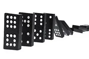Studio Shot Of Dominoes Drucke: Dominoes falling over