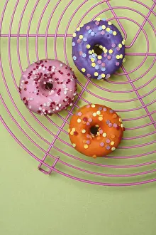 Decorative Donuts Drucke: Donuts on wire rack, doughnut