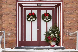 Deserted House Entrance Drucke: Doors and wreath