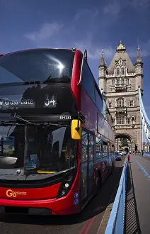 European Tourist Attraction Drucke: Double decker buses, traffic on Tower Bridge