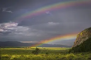 Drucke von Doppelregenbogen auf der Steppe nach Regen, Provinz Bulgan, Mongolei Mongolei Drucke: Doppelregenbogen auf der Steppe nach Regen.