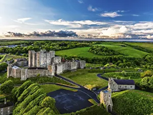 Drucke von Ein atemberaubender Panoramablick auf Dover Castle, wie ihn nur ein Drohnenflug bieten kann. Die weißen Klippen von Dover erheben sich majestätisch über der englischen Küste in Kent Dover Drucke: Dover Castle von einem Drohnenflugzeug aus gesehen