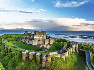 British Historic Fortification Drucke: Dover Castle from a drone, White Cliffs