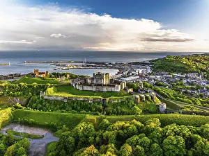 UK Defence Facility Image Drucke: Dover Castle from a drone, White Cliffs