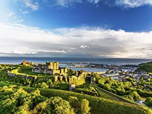 Drucke von Dover Castle von einem Drohnen, Weißer Felsen, Dover, Kent, England, Vereinigtes Königreich Dover Drucke: Dover Castle von einem Drohnen, Weißer Felsen.