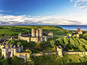 Historic British Castles Drucke: Dover Castle from a drone, White Cliffs