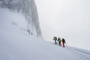 Swiss Alps Mountain Range Drucke: Dramatic atmosphere, Ski tourers