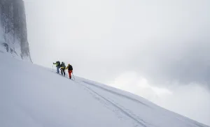 Female Ski Mountaineer Drucke: Dramatic atmosphere, Ski tourers