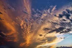Cirrocumulus Clouds Drucke: Dramatic, atmospheric cirrocumulus (Cirrocumulus) at sunset