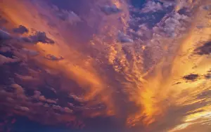 Cirrocumulus Clouds Drucke: Dramatic, atmospheric cirrocumulus (Cirrocumulus) at sunset
