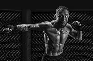 MMA Fighter Photography Drucke: The dramatic black white image of the MMA fighter