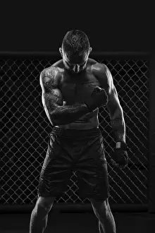 MMA Fighter Photography Drucke: The dramatic black white image of the MMA fighter