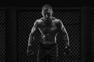 Athletic Male Models Drucke: The dramatic black white image of the MMA fighter