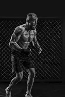 MMA Fighter Photography Drucke: The dramatic black white image of the MMA fighter