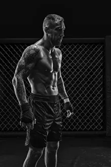 Professional Boxer Drucke: The dramatic black white image of the MMA fighter