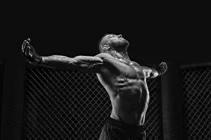 Boxing Training Drucke: The dramatic black white image of the MMA fighter