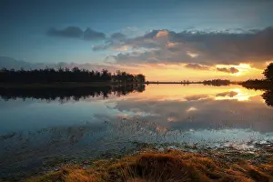 Benelux Countryside Landscape Photo Drucke: Dramatic calm sunset over lake in Dwingelderveld