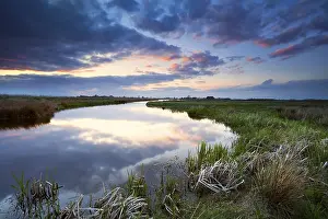 Drucke von Dramatische Ruhe am Sonnenuntergang über einem Fluss, Drenthe, Niederlande Fluss Drucke: Dramatische Ruhe am Sonnenuntergang über einem Fluss.