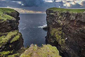 Dramatic Cliff Scenery Drucke: The dramatic cliffs under the Eshaness Lighthouse; Shetland islands