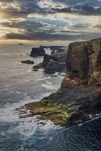 British Rocky Shoreline Drucke: The dramatic cliffs under the Eshaness Lighthouse; Shetland islands