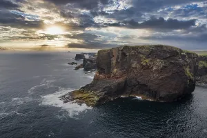 Atmospheric Coastal Photography Drucke: The dramatic cliffs under the Eshaness Lighthouse; Shetland islands