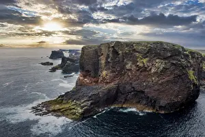 Northern Europe Rock Formations Drucke: The dramatic cliffs under the Eshaness Lighthouse; Shetland islands